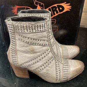 Rare! Freebird Nelle Taupe size 7!